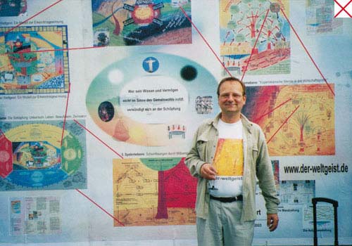Plakataktion am Potsdamer Platz 2003. Der Verfasser R.H.G. Einert erläutert sein Weltbild